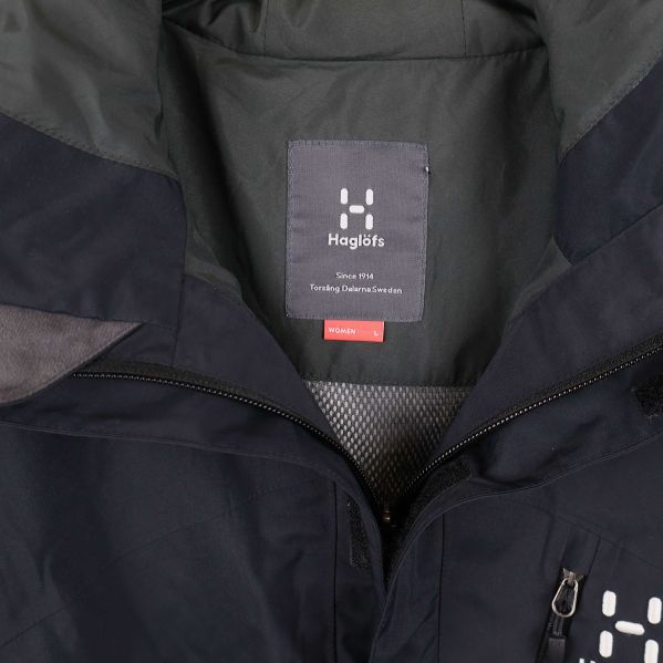 Närbild av Haglöfslogga och innerkrage i jacka