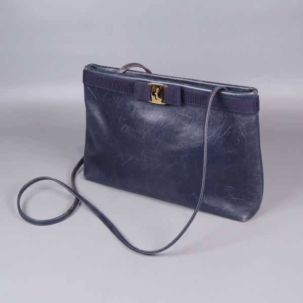 Blå axelväska med lång axelrem, visad framifrån