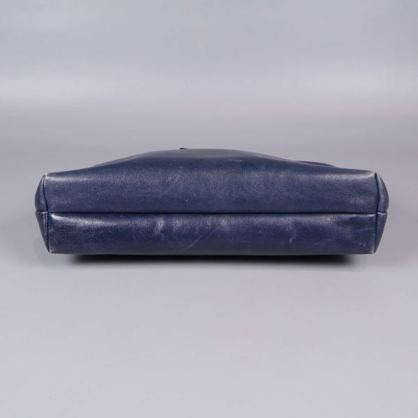 Blå axelväska sedd underifrån, platt botten