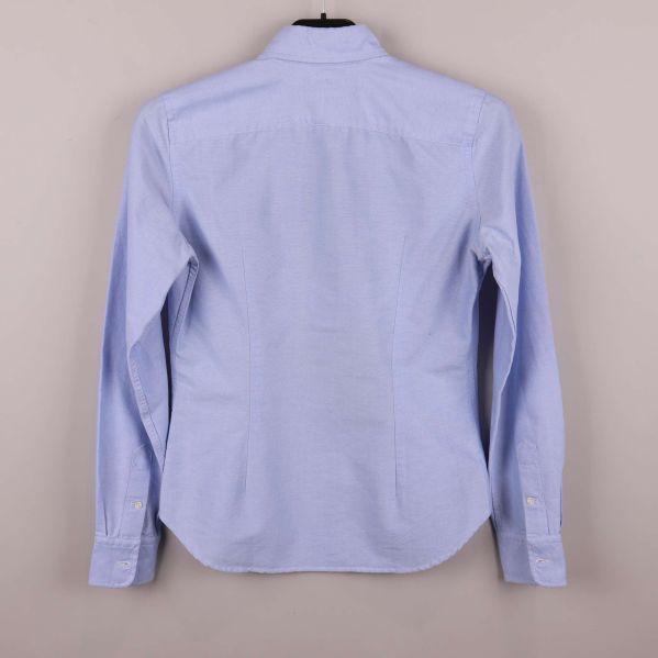 Baksida av ljusblå skjorta med enkla ärmslut
