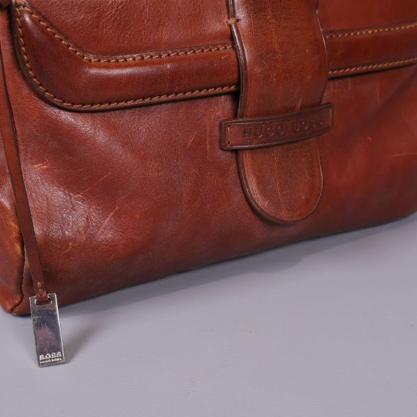 Närbild på Boss-detalj och sömmar på väskans framsida