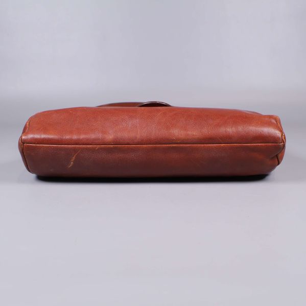 Undersidan på väska i brunt läder utan detaljer