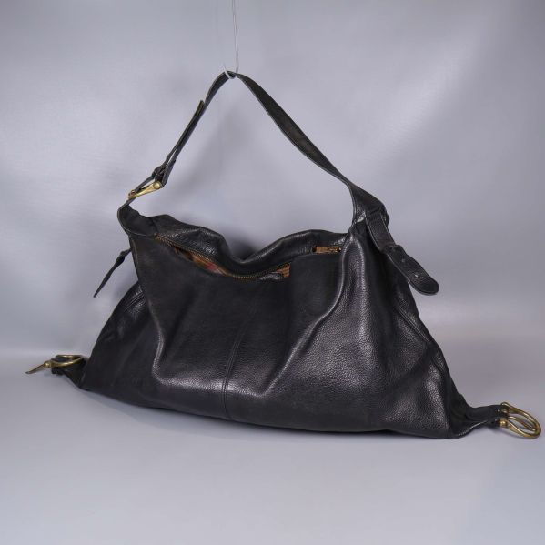 Stor svart läderväska med axelrem och mässingsdetaljer