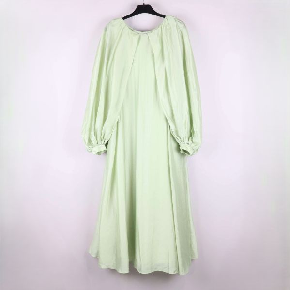 Ljusgrön lång klänning med vida ärmar framifrån