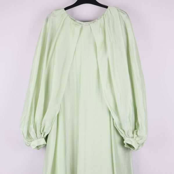 Närbild på klänningens rynkade ballongärm