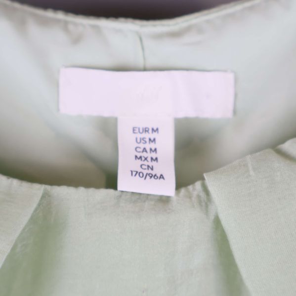 Storleksetikett i klänning med EUR M markering