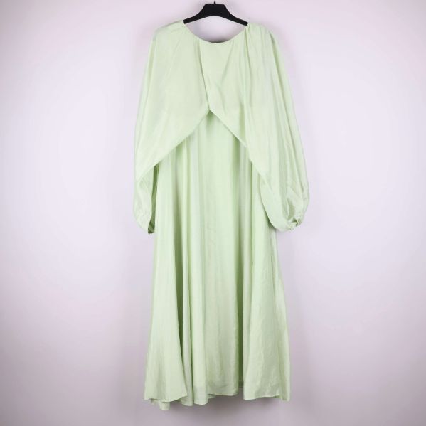 Ljusgrön klänning bakifrån med överlappande tyg