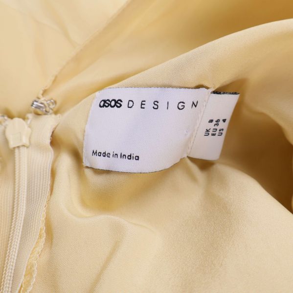 Textiletikett med Asos Design-logotyp inuti plagget