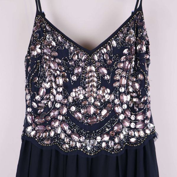 Detajerad närbild på paljetter och pärlor på livet