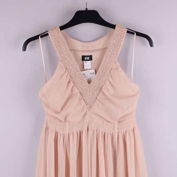 V-ringning med pärlband på ljusrosa klänning