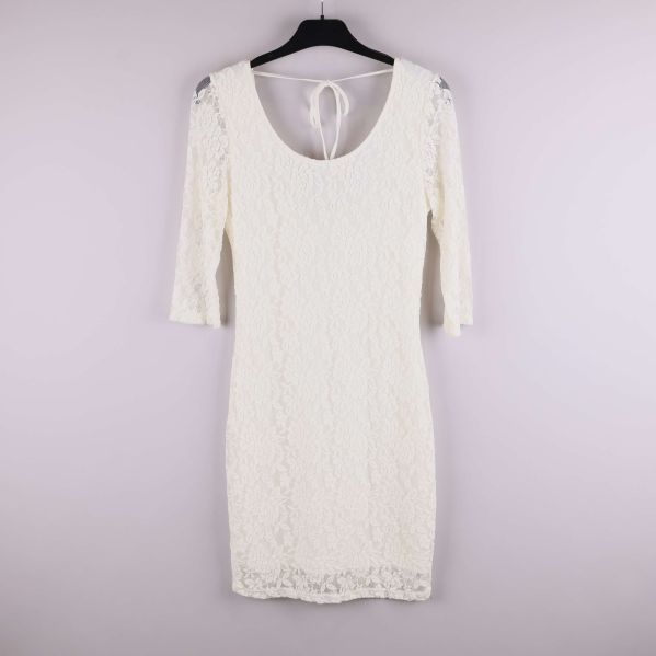 Vit spetsklänning med trekvartsärm på galge framifrån