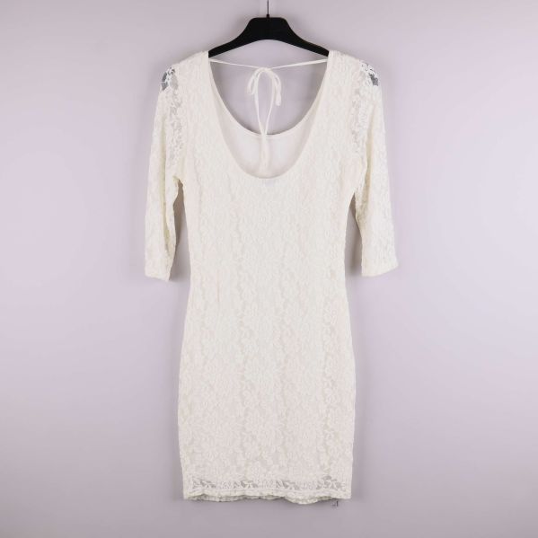 Vit spetsklänning med trekvartsärm på galge bakifrån