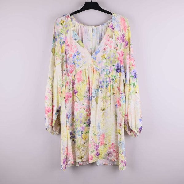 Framsida av klänning med blommigt tryck och ballongärm