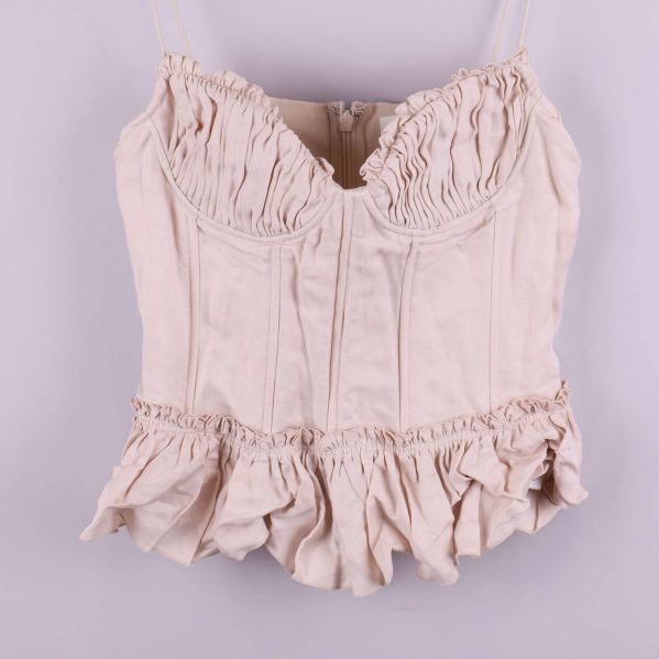 Framsidan av bustiern med tydliga volang- och rynkdetaljer