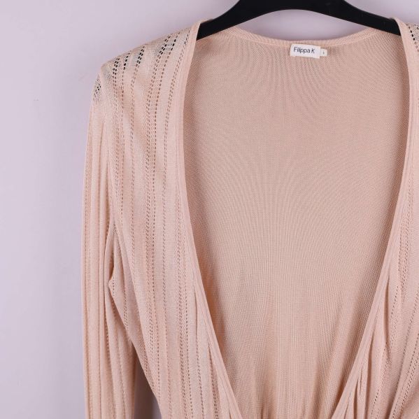 Djup v-ringning och hålstickade ränder på koftans axel