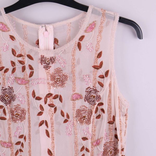 Axel och halsringning med pärldetaljer och blommor