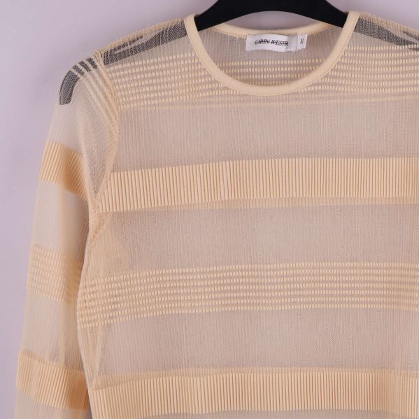 Detaljbild över bröstparti på transparent meshtröja med ränder