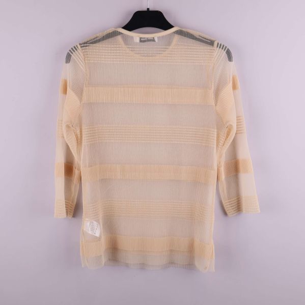 Baksida av transparent randig meshtröja i beige nyans