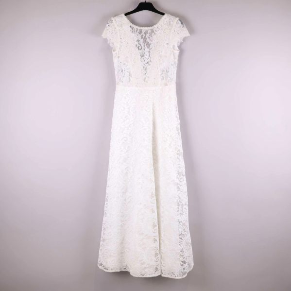 Vit lång spetsklänning upphängd på galge, helbild framifrån