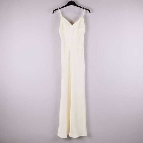 Lång gräddvit klänning med smala axelband framifrån