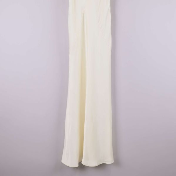 Närbild på klänningens nedre del och fåll