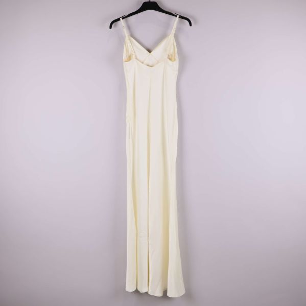 Lång gräddvit klänning med smala axelband bakifrån