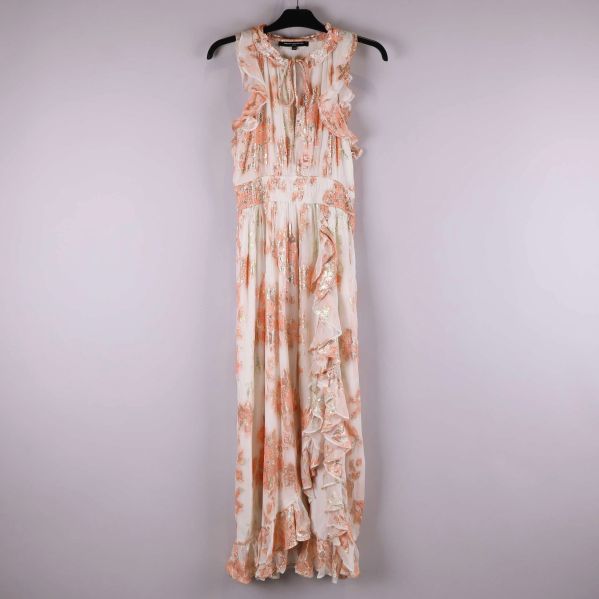 Långklänning med volanger hängande på galge