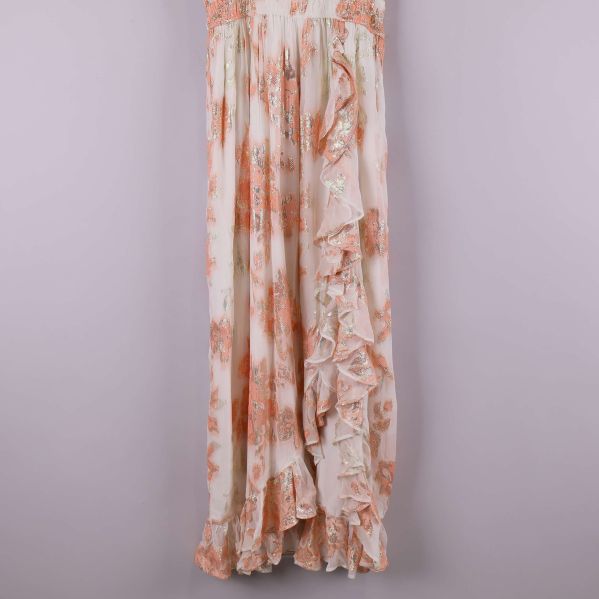 Klänningens nedre del med volang och mönster