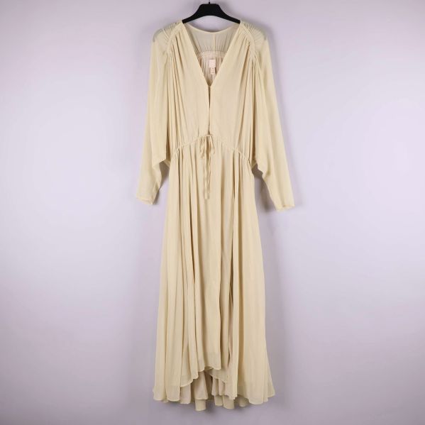 Frontvy av plisserad maxiklänning med V-ringning och dragsko