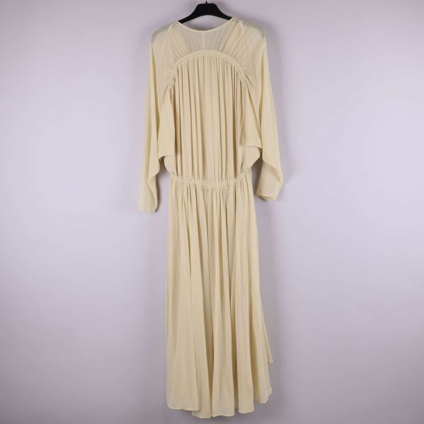 Bakvy av maxiklänning med plisserat tyg och lös passform