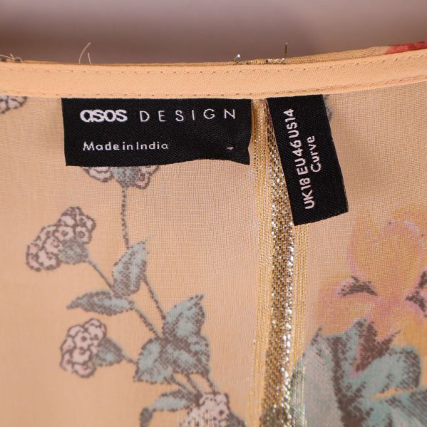 Närbild på ASOS DESIGN etikett och storlekslapp