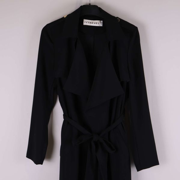 Detaljbild på kappans överdel och krage