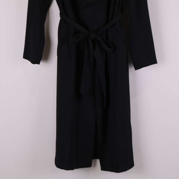 Närbild på kappans undre del och knytskärp