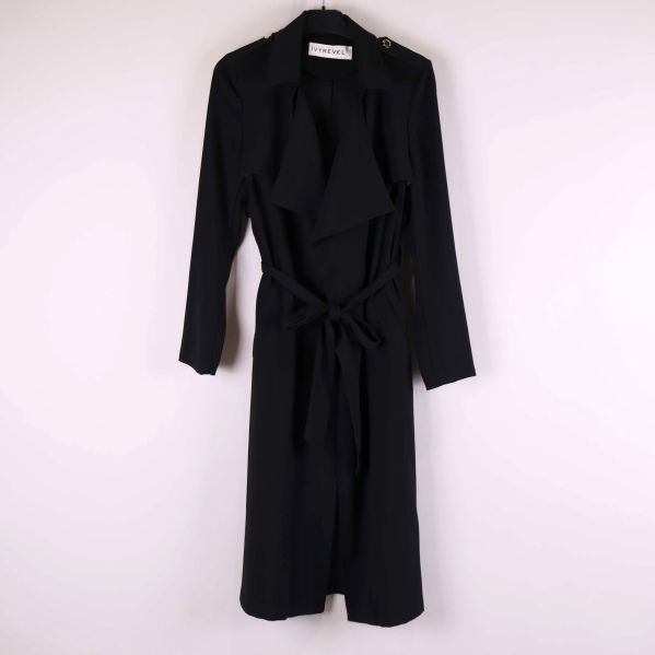 Svart lång kappa med skärp och draperad krage på galge