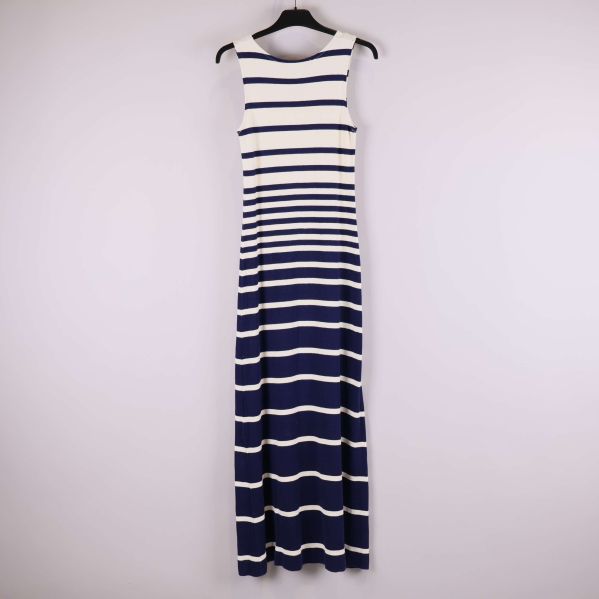 Lång ärmlös randig klänning på galge bakifrån