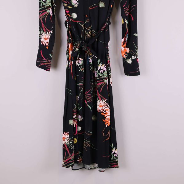 Nederdel av långklänning med blommigt mönster