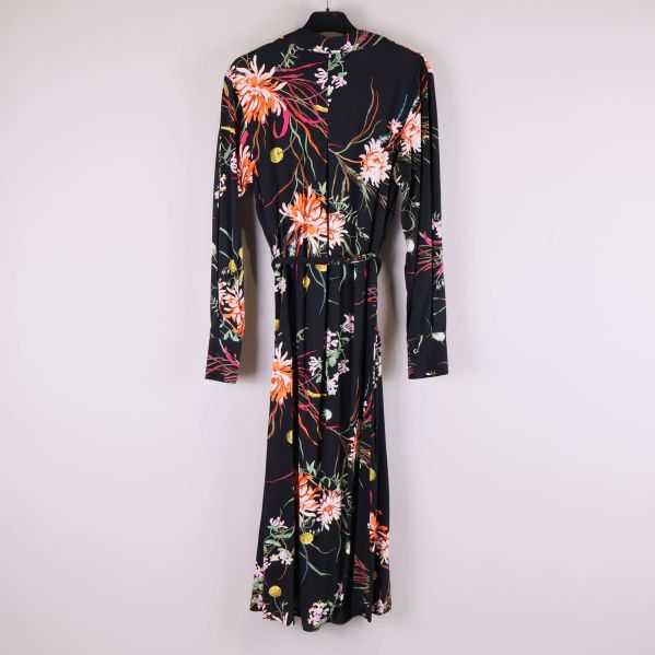 Baksida av långklänning med blommigt mönster