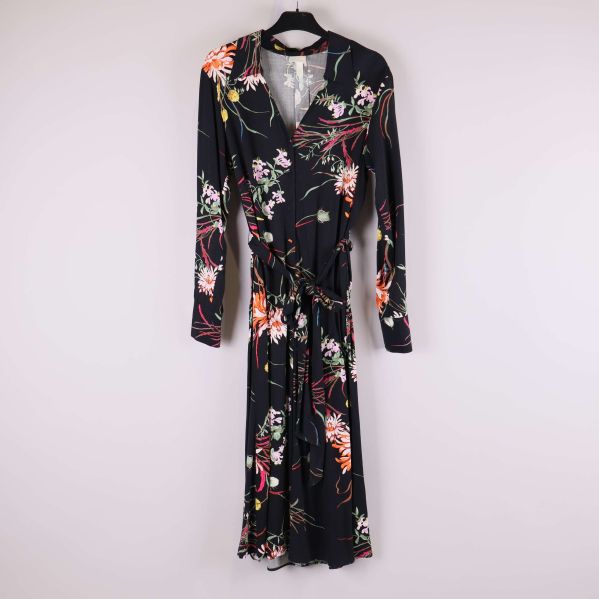 Långklänning med blommigt mönster och knytband framtill