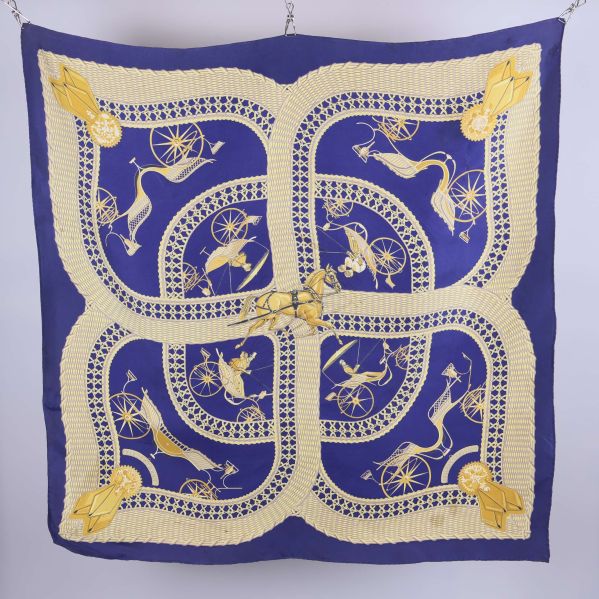 Kvadratisk scarf med gult motiv mot blå bas