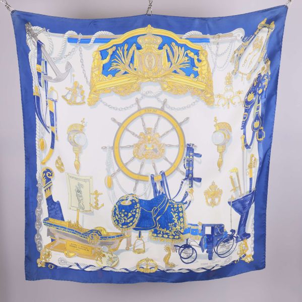 Helbild på scarf med stora marina detaljer