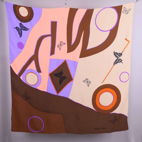 Scarfens motiv visas utbredd med färgglad design och fjärilar