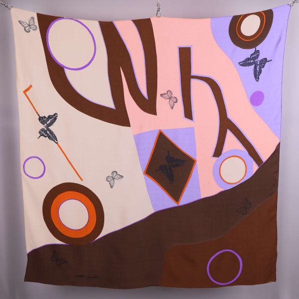 Scarf med grafiskt mönster och fjärilar i bruna och lila nyanser