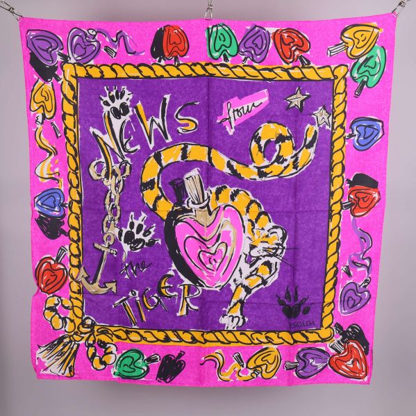 Scarf med mönster och hjärtan i grafisk design mot rosa botten