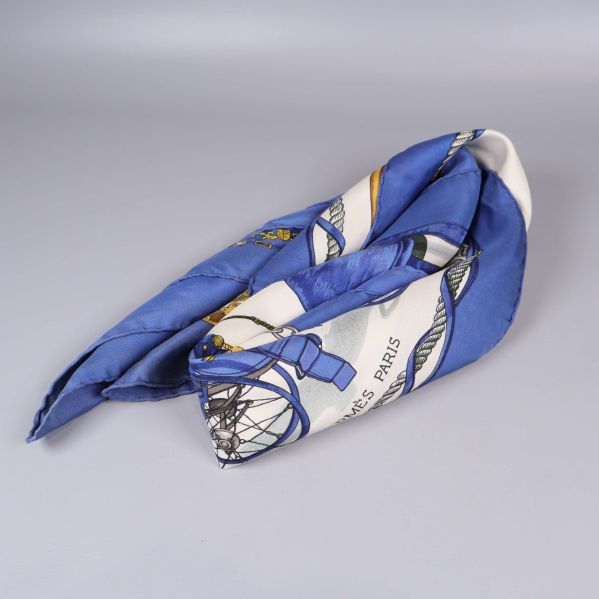 Scarfen ihoprullad med synlig kant