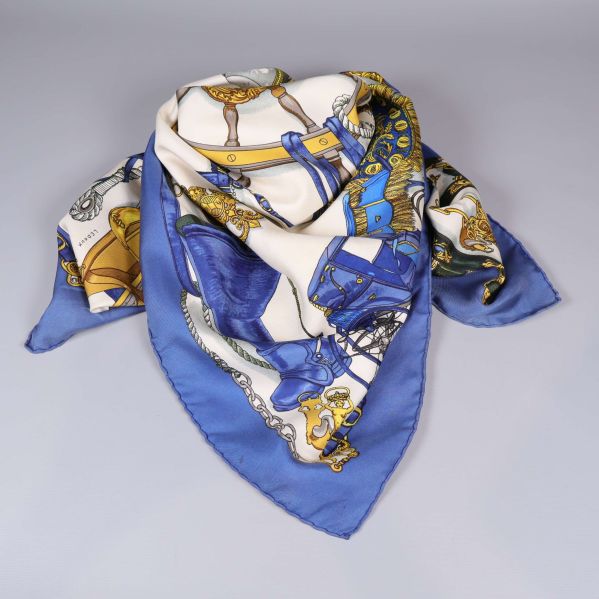 Scarfen stylad i trekant runt halsen