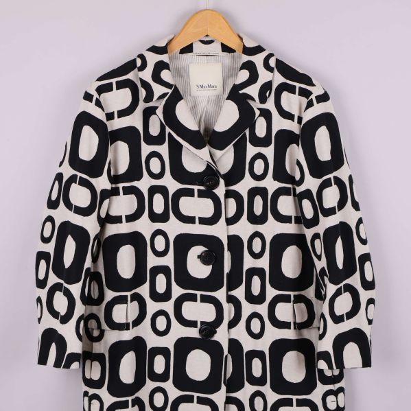 Kappan visas framtill med krage och knappar