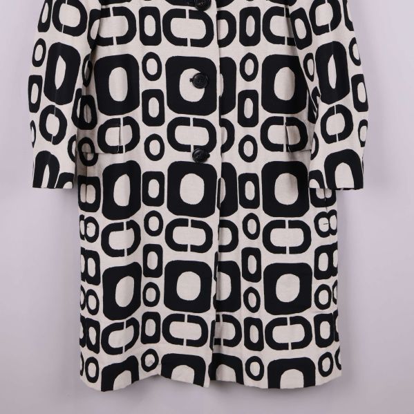 Nedre delen av kappan med svartvitt mönster i fokus