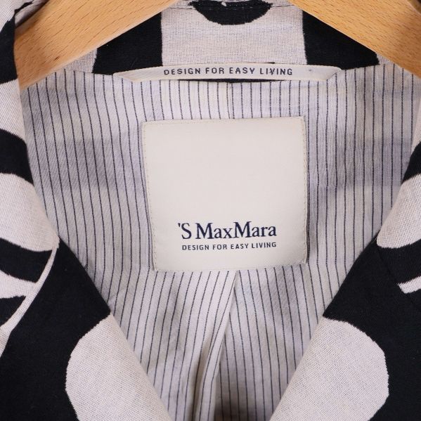 Närbild på S MaxMara-märket vid kappans krage