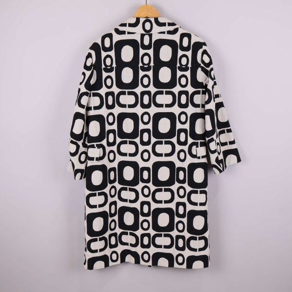 Baksidan av kappan visar det stora svartvita mönstret