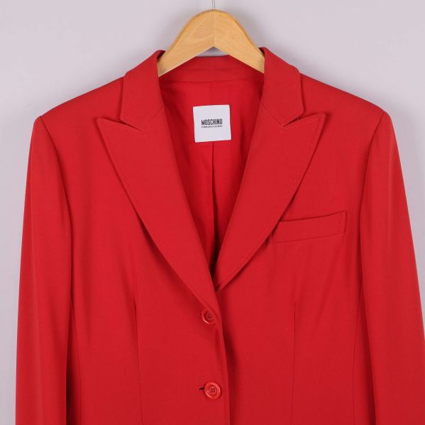 Närbild på kavajens överdel, slag och krage syns tydligt